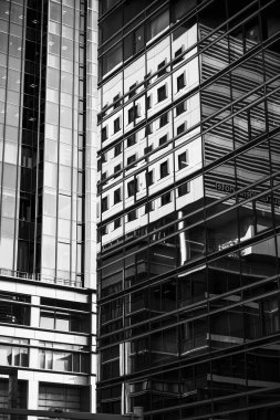 Toyos 'un ufuk çizgisini, modern geometriyi ve minimalist tasarımı, sergilenen yeniliği ve kentsel güzelliği yakalayan güzel sanatlar mimarisi fotoğrafçılığı.