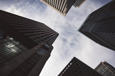 Toyos 'un ufuk çizgisini, modern geometriyi ve minimalist tasarımı, sergilenen yeniliği ve kentsel güzelliği yakalayan güzel sanatlar mimarisi fotoğrafçılığı.