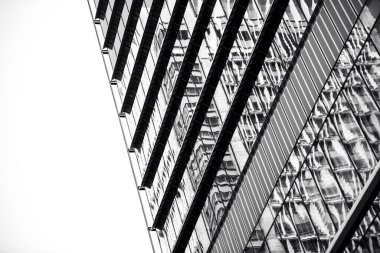 Toyos 'un ufuk çizgisini, modern geometriyi ve minimalist tasarımı, sergilenen yeniliği ve kentsel güzelliği yakalayan güzel sanatlar mimarisi fotoğrafçılığı.