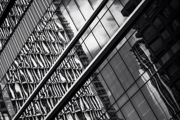 Toyos 'un ufuk çizgisini, modern geometriyi ve minimalist tasarımı, sergilenen yeniliği ve kentsel güzelliği yakalayan güzel sanatlar mimarisi fotoğrafçılığı.