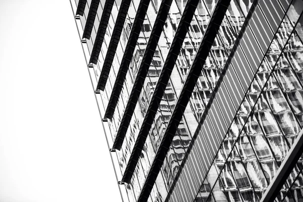 Toyos 'un ufuk çizgisini, modern geometriyi ve minimalist tasarımı, sergilenen yeniliği ve kentsel güzelliği yakalayan güzel sanatlar mimarisi fotoğrafçılığı.