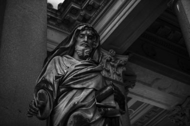 Roma, İtalya - 9 Aralık 2023: Duvarların Ötesindeki Aziz Paul Bazilikası 'nın dışı, heykellerle süslenmiş.