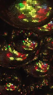 Bir sürü mavi disko topunun yakın çekimi. Topların hepsi farklı boyutlarda ve görüntüye dağılmış durumda. Sahne enerjik ve eğlencelidir, çünkü disko topları genellikle partilerle ilişkilendirilir..