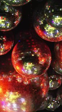 Çeşitli disko topları parlak parlaklıklarıyla odayı aydınlatıyor, canlı ve canlı bir atmosfer yaratıyorlar.