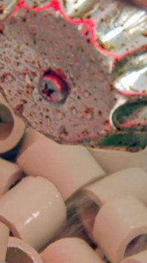 Bir hidrofiltre havayı dumandan, kokulardan ve ev içi ızgaradan kaynaklanan zararlı maddelerden temizlemek için çalışır. Benzersiz su metodu bir restoran ortamında etkili arındırma gösteriyor.