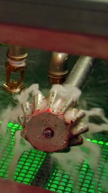 Bu yakın çekim, yüksek teknolojili bir hidro filtresinin duman ve toksik maddelerden havayı aktif olarak temizlediğini gösteriyor. Suyun kapalı mangal yapan restoranlardaki kokuları nasıl yakalayıp nötralize ettiğini gösteriyor..