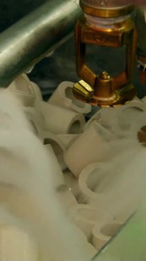 Havadan dumanı, kokuları ve zararlı maddeleri yok etmek için suyun gücünü kullanan eşsiz bir hava arıtma teknolojisi keşfeder. Böylece herkes için daha temiz ve sağlıklı yaşam ortamları sağlanır..