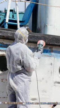 Yetenekli işçiler eski boya katmanlarını çıkararak gemiyi özenle korur, gövdeye yeni bir hayat verir. Bu restorasyon süreci, detaylara ve işçiliğe titizlikle dikkat çekiyor..