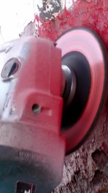 Yetenekli işçiler, yüksek hızlı öğütme aracı kullanarak eski boya katmanlarını çıkarırlar. Dönüşümün gelişmesini izleyin, çıplak yüzey yeni uygulamalar için hazır..