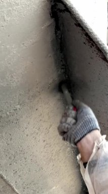 Yetenekli işçiler, tersanedeki gemi gövdesine titizlikle boya sürerler. Süreç, denizcilik aletleri ve teçhizatlarla çevriliyken geminin dış yüzeyini değiştiren hassasiyet ve zanaatkarlığı sergiler..