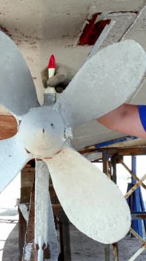 Kendini adamış zanaatkarlar, tersanenin hareketli atmosferine dalmışken geminin ana pervanesini şahesere dönüştürüyorlar. Kusursuz teknikleri, bu eşsiz çalışmada dikkat çekici detayların parlamasını sağlar..