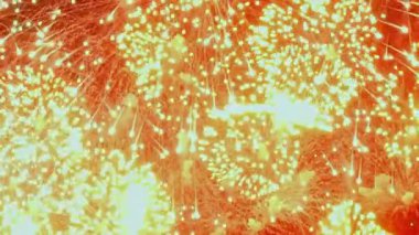 Noel ve Yeni Yıl havai fişeklerinin göz kamaştırıcı gösterisini izleyin. Altın patlamalar karanlık gökyüzünü aydınlatmakta ve onu geçici ışık desenleriyle resmetmektedir. Kutlama neşesi havayı dolduruyor.