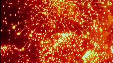 Karanlık akşam gökyüzünde patlayan parıldayan havai fişeklerin nefes kesici görüntüsünü deneyimleyin. Altın közler dans eder ve solar, yıldızların altında unutulmaz bir kutlama yaratır..