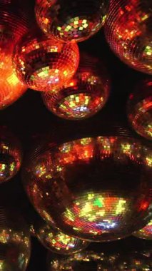 Bir dizi mavi disko topu karanlık bir odada parlıyor. Manzara enerjik ve eğlenceli, parlak ışıklar ve renkli toplar canlı bir atmosfer yaratıyor..