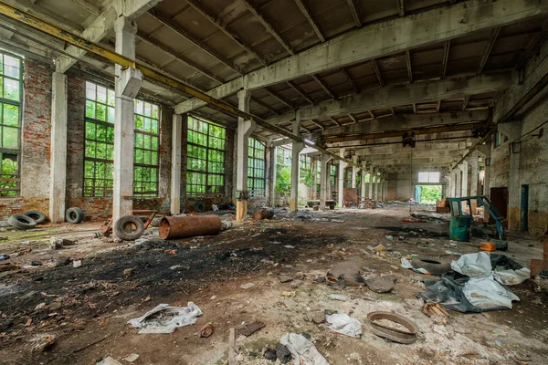 Eine Deponie Einem Heruntergekommenen Gebäude Einer Alten Produktionshalle Mit Kaputten — Stockfoto