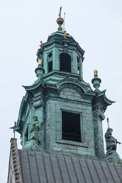 Zaman zaman yeşile dönen taştan yapılmış eski bir çan kulesi kiremit şeklinde metal çarşaflarla kaplı çatıda duruyor, çan kulesi yaldızlı elementler ve heykellerle süslenmiş.