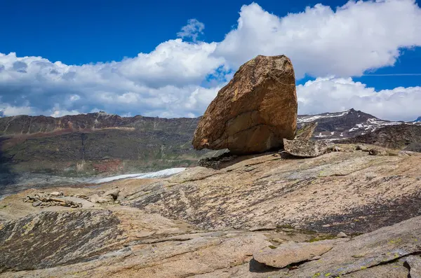 Una Enorme Piedra Marrón Como Cabeza Pájaro Una Roca Entre — Foto de Stock