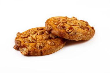 Beyaz arka planda iki yuvarlak fıstıklı ve yanmış karamel..