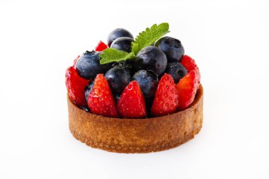 Çilek dilimli kurabiye hamuru ve beyaz arka planda izole edilmiş nane yaprağı. Desing için. Yukarıdan bir açıyla bakıldığında.