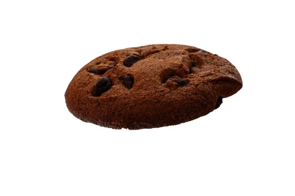 Yuvarlak çikolatalı kurabiyeler beyaz arka planda izole edilmiş..