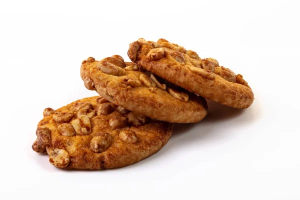 Três Biscoitos Redondos Com Amendoim Caramelo Queimado Isolado Fundo Branco — Fotografia de Stock