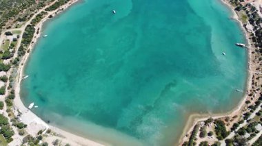 Mükemmel yuvarlak körfez ve turkuaz deniz manzarası. Kristal berrak suyla eşsiz dairesel şekilli koy. Doğal yuvarlak bir göl ve kıyı şeridinin sinematik drone görüntüleri.