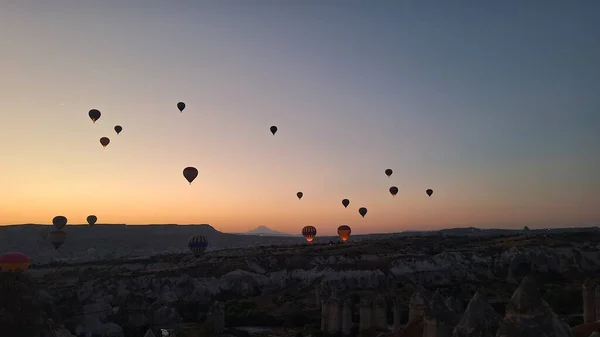 Şafakta Kapadokya: Sıcak Hava Balonlarının Büyüsü Resimli Manzaralar Üzerinde