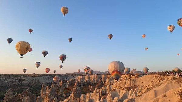 Şafakta Kapadokya: Sıcak Hava Balonlarının Büyüsü Resimli Manzaralar Üzerinde