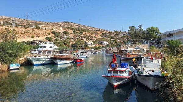 Deniz kıyısında bir balıkçı teknesi