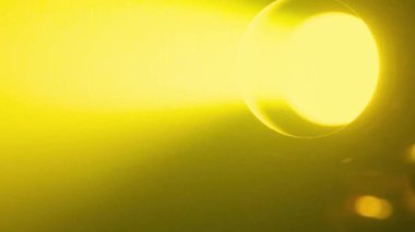 Canlı altın ışık, yumuşak, parlak bir ışıltıyla sahneyi yıkar ve soyut bir arka plan oluşturur. Sıcak renkler ve nazik yansımalar.