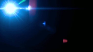 Açık mavi mercekli parlak bir flaşın olduğu çarpıcı bir görüntü, koyu siyah bir arkaplana ayarlanmış. Işık, derinlik ve gizem hissi yaratarak çok güzel yansıtıyor. Drama katmak için mükemmel..