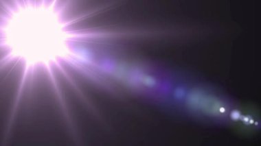Parlak, beyaz bir ışık yoğun bir şekilde parlıyor, mor renklerle çarpıcı bir lens parlaması yaratıyor. Karanlık arka plan, ışık ekranının görsel etkisini arttırır. Çok güzel bir görüntü..