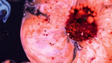 Canlı turuncu ve kırmızı kabarcıklar içeren büyüleyici bir mürekkep ve boya karışımı. Bu soyut sanat eseri dinamik bir görsel etki yaratır. Arka plan için mükemmel.!