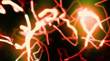 Soyut parlayan turuncu çizgilerin büyüleyici bir görüntüsü. Merkezde parlak bir ışık kaynağı görülebilir ve çarpıcı bir görsel etki yaratır. Bu büyüleyici sanatın tadını çıkarın.!