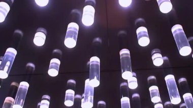 Tavandan sarkan silindirik ışıkları olan eşsiz bir aydınlatma armatürü. Tasarımı ve aydınlığı ile modern ve sanatsal bir atmosfer yaratarak uzaya zarafet katıyor..