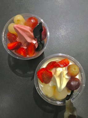 İki kase meyve ve krema.