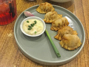 Sos soslu lezzetli hamur tatlısı.