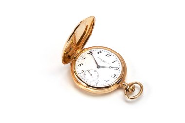 Antika Patek Philippe 18k sarı el yapımı cep saati 1920 dolaylarında. Siyah arkaplanda yukarıdan yakın plan görüntüsü. Riga, Letonya, 24 Kasım 2016. 