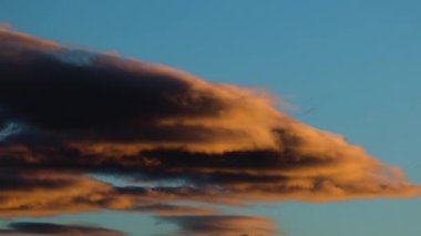 Ultra HD Görkemli Bulutlar Batan Güneş tarafından aydınlatılıyor