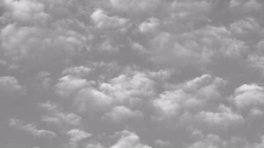 Dağ Silueti ve Hareketli Bulutlarla Altın Saatli Günbatımı Zamanlaması