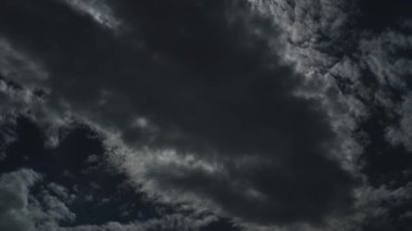 4K Dramatik Bulut Kırılması ve Güneş Açılış Zamanı Hızı