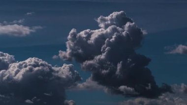 Dramatik Kümülonimbus Bulutlarının Hızı Sağdan Sola Taşı