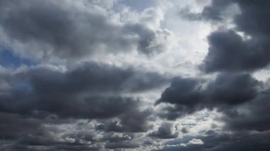 Massive, Dark Storm Bulutlarının Parlak Işık Kontrastlı 4K Zaman Hızı