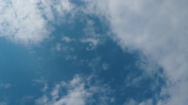 Çapraz Hareketli Bulutlu Ultra HD Hızlı Hareketli Serene Sky