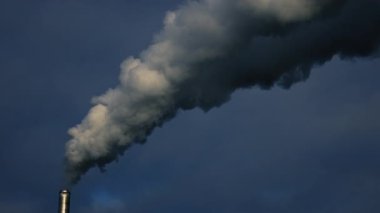 4K 59.94fps Ters Hareket Kalın Duman Endüstriyel Baca Giriyor