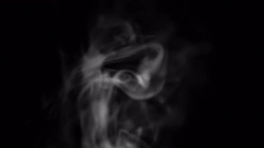 4K 59,94 fps Atmosferik VFX Kaotik Duman Plumes Siyah Arkaplanda Birleşiyor