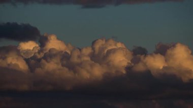 4K 59.94fps Zaman Hızlandırmalı Efsanevi Günbatımı Cumulus Bulutları Altın Saat Gökyüzü Hareketi (UHD)