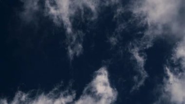 4K 50 fps Atmosferik Hareketi: Ayrıntılı Bulut Dizilimleri Aşağıya Akıyor