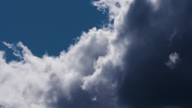 4K 59.94fps Sky Timelapse Dramatik Bulut Karşıtlığı Derin Mavi Gökyüzü (UHD)