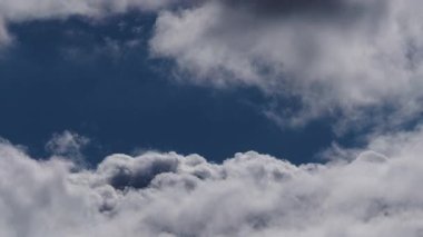4K 29,97 fps Gri Duman Dokuları Gökyüzüne Yükselen Emisyonların Yakın Çekimi